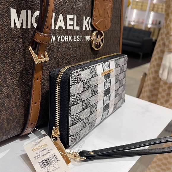 MICHAEL KORS Leather Continental Phone Holder Wristlet Wallet 
Black 
NWT - Picture 4 of 16